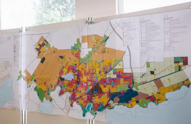 По новому генплану Краснодара земли вузов могут застроить жильем и ТРЦ  Министерство образования России против застройки по новому генплану жильем и магазинами земель, которые отведены вузам Краснодара. Об этом пишет «КоммерсантЪ» со ссылкой на официальный документ от врио директора департамента управления имуществом Минобрнауки Ева-Карины Ахмеджановой. Так, министерство потребовало пересмотреть разграничения участков, на которых расположены Кубанский государственный технологический университет  КубГТУ , Кубанский государственный университет...