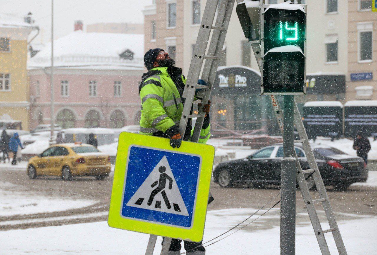 Пилотный проект по управлению дорожным движением с помощью искусственного интеллекта появится в столичном жилом микрорайоне Тушино в 2026 году Увеличим долю умных светофоров до 80 и впервые в мире запустим пилотный проект по управлению дорожным движением целого жилого микрорайона с помощью искусственного интеллекта в Тушино сообщил Сергей Собянин Он также добавил что оплата проезда по биометрии появится в наземном транспорте Москвы и на всех станциях МЦД в 2026 году Подписаться на PRO transport