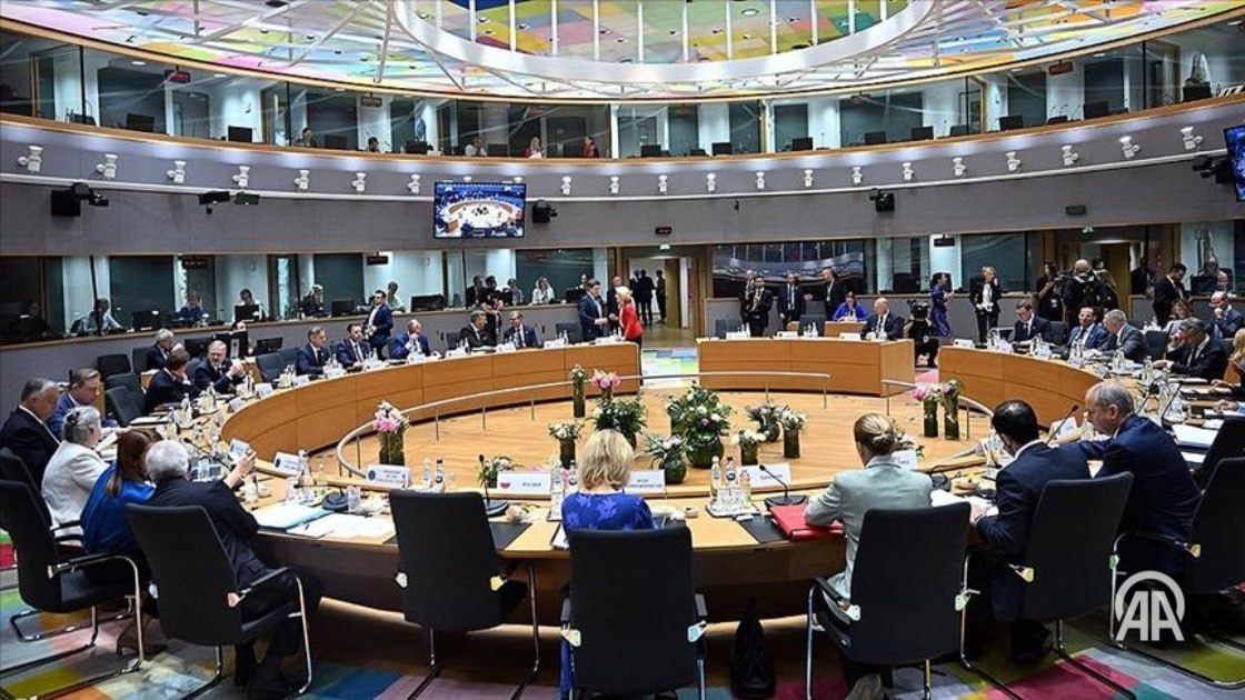 Лидеры ЕС собрались в Брюсселе для обсуждения Ближнего Востока, Украины и миграции Лидеры Европейского союза собрались в Брюсселе на последнюю до летних каникул встречу, чтобы обсудить актуальные международные вопросы, включая ситуацию на Ближнем Востоке, поддержку Украины, миграцию и экономику. Заседание также стало завершающим мероприятием в рамках председательства Польши в Совете ЕС. С 1 июля пост на полгода перейдет к Южному Кипру. В саммите впервые принял участие новый канцлер Германии Фридрих Мерц. Особое внимание привлекло совпадение встречи с завершением исторического саммита НАТО, проходившего накануне в Гааге. ↘ Подробнее на нашем сайте: v.aa.com.tr/3614600 24/7 в сутки с Агентством «Анадолу»