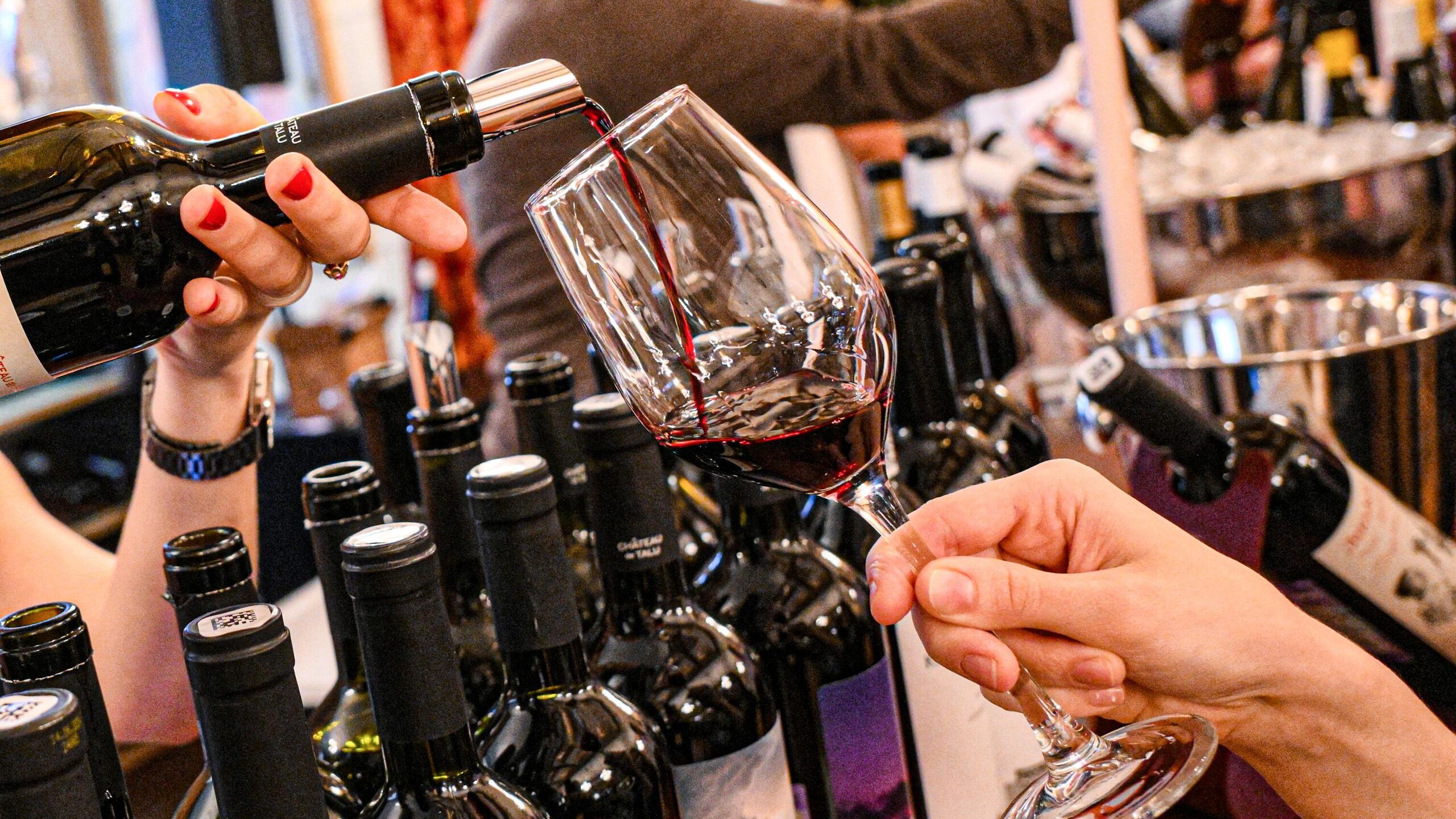 Взрослому здоровому мужчине в день можно выпивать три бокала вина по 120 миллилитров тогда как женщинам рекомендуется на бокал меньше или треть бутылки рассказал РИА Новости замглавы по научной работе ВНИИ пивоваренной безалкогольной и винодельческой промышленности член корреспондент РАН Александр Панасюк Взрослому здоровому мужчине можно выпить условно три бокала вина объемом по 120 миллилитров в день то есть полбутылки вина а дамам два бокала или треть бутылки сообщил ученый Однако он отметил что скорее такая доза установлена не научными доказательствами а через практический опыт французских исследователей У французов бокал вина за обедом это культ привычка которая передается из поколения поколению пояснил Панасюк И все же не стоит забывать что алкоголь в небольших количествах вырабатывается самим организмом человека в процессе расщепления сахаров отметил он