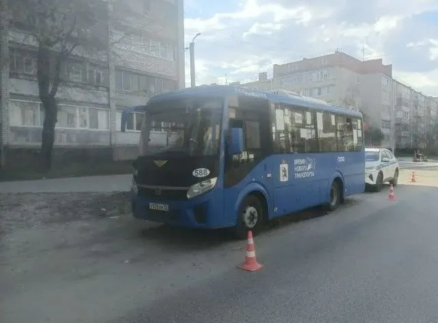 Около 14 20 также в Йошкар Оле у д 6 по ул Я Крастыня по предварительным данным при резком торможении автобуса ПАЗ в салоне произошло падение 77 летней пассажирки В результате ДТП женщина получила телесные повреждения