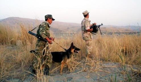 На таджикско афганской границе в ночь на 18 января были убиты четверо вооруженных боевиков пытавшихся незаконно перейти на территорию Таджикистана С места происшествия было изъято три единицы огнестрельного оружия марки автомата Калашникова одна винтовка иностранного производства марки Круз шесть магазинов 183 патрона от АК и пистолетов три мобильных телефона рация и лодка Информации о потерях среди таджикских пограничников нет Подробнее на нашем сайте Актуальные новости из Центральной Азии fergananews