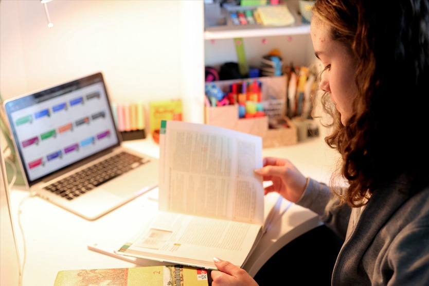 В России растет тренд на домашнее обучение За первую половину 2025 го EdTech компании заработали на программах домашнего обучения 4 6 млрд рублей на 27 больше чем за тот же период 2024 года Такую форму образования выбирают за индивидуальный подход и гибкий график Это особенно важно для тех кто часто переезжает или для детей совмещающих учебу и хобби или профессиональный спорт Рассказываем в чем плюсы и минусы домашнего обучения как перевести на него ребенка и сколько это может стоить Фото Friedemann Vogel EPA TASS