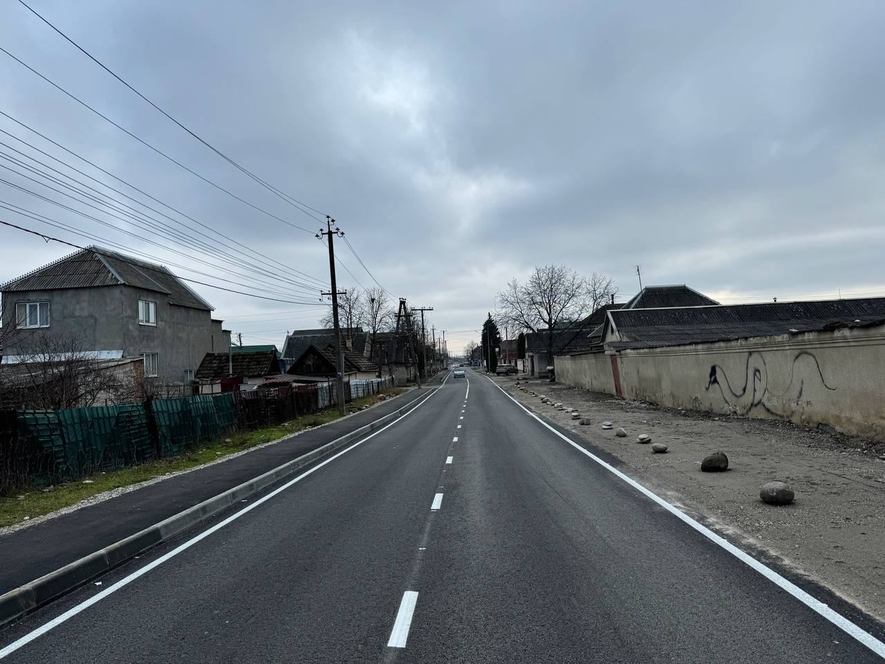 Приведение в нормативное состояние автодорог, ведущих к кладбищам, является одним из важных направлений.  В 2024 году уже отремонтированы 4 участка в населенных пунктах Баксаненок, Совхозное, Чегем, Красноармейское.  К ним еще добавился один объект - это подъезд к православному кладбище по улице Иванченко в Баксане.   Ранее участок пребывал в гравийном исполнении, а после завершения ремонта здесь появилось асфальтобетонное покрытие, обустроены элементами безопасности и парковочными площадками.  Всего же по итогам 2024 года приведено в норматив более 5 км подъездных дорог к кладбищам.  Данная работа продолжится в  2025 году, где отремонтируют два подъезда к крупным кладбищам в Нальчике. Один из них расположен на улице Комарова в Нальчике, другой - улица Мазлоева в селении Вольный Аул.