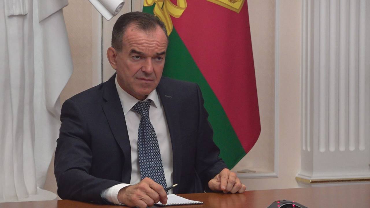 Губернатор Кубани выступил против организации международного паромного сообщения в порт Сочи Вениамин Кондратьев после прибытия в Сочи тестового международного рейса парома Сибридж подчеркнул что Краснодарский край заинтересован в развитии морского сообщения и повышении туристической привлекательности но запуск паромного сообщения сейчас небезопасен Считаем что организация международного грузопассажирского паромного сообщения в нынешних условиях небезопасна и преждевременна Паром Сибридж может перевозить до 200 легковых и грузовых машин которые должны проходить тщательную проверку Организовать необходимые процедуры в порту Сочи сейчас невозможно На всех предварительных встречах вместе с профильными ведомствами и органами безопасности мы доносили нашу позицию Несмотря на это инициатор перевозки старается запустить паром в работу и получил разрешение в Росморречфлоте Самое главное без согласия с нашей стороны паром Сибридж отправился в тестовый рейс И сейчас уже находится на рейде порта Сочи сказал Вениамин Кондратьев Губернатор подчеркнул что это недопустимая ситуация Сочи главный курорт нашей страны который ежегодно посещают миллионы туристов из России и самых разных стран мира Приоритетная задача для нас сохранение этого статуса и обеспечение безопасности всех кто приезжает к нам на отдых Со своей стороны готовим обращение в Минтранс РФ о невозможности организации работы данного парома заявил Кондратьев губернаторКубани Телеканал Краснодар в MAX Написать нам