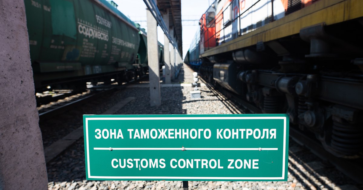 С начала этого года более 3 тысяч иностранцев поменяли данные чтобы въехать в Россию МВД вместе с погранслужбой пресекает попытки въезда иностранцев в Россию под изменёнными установочными данными На основании поступающей от пограничных органов информации об иностранцах которые сменили свои установочные данные мы принимаем решение о неразрешении въезда устанавливаем закрытие въезда на более длительные сроки пояснил представитель МВД