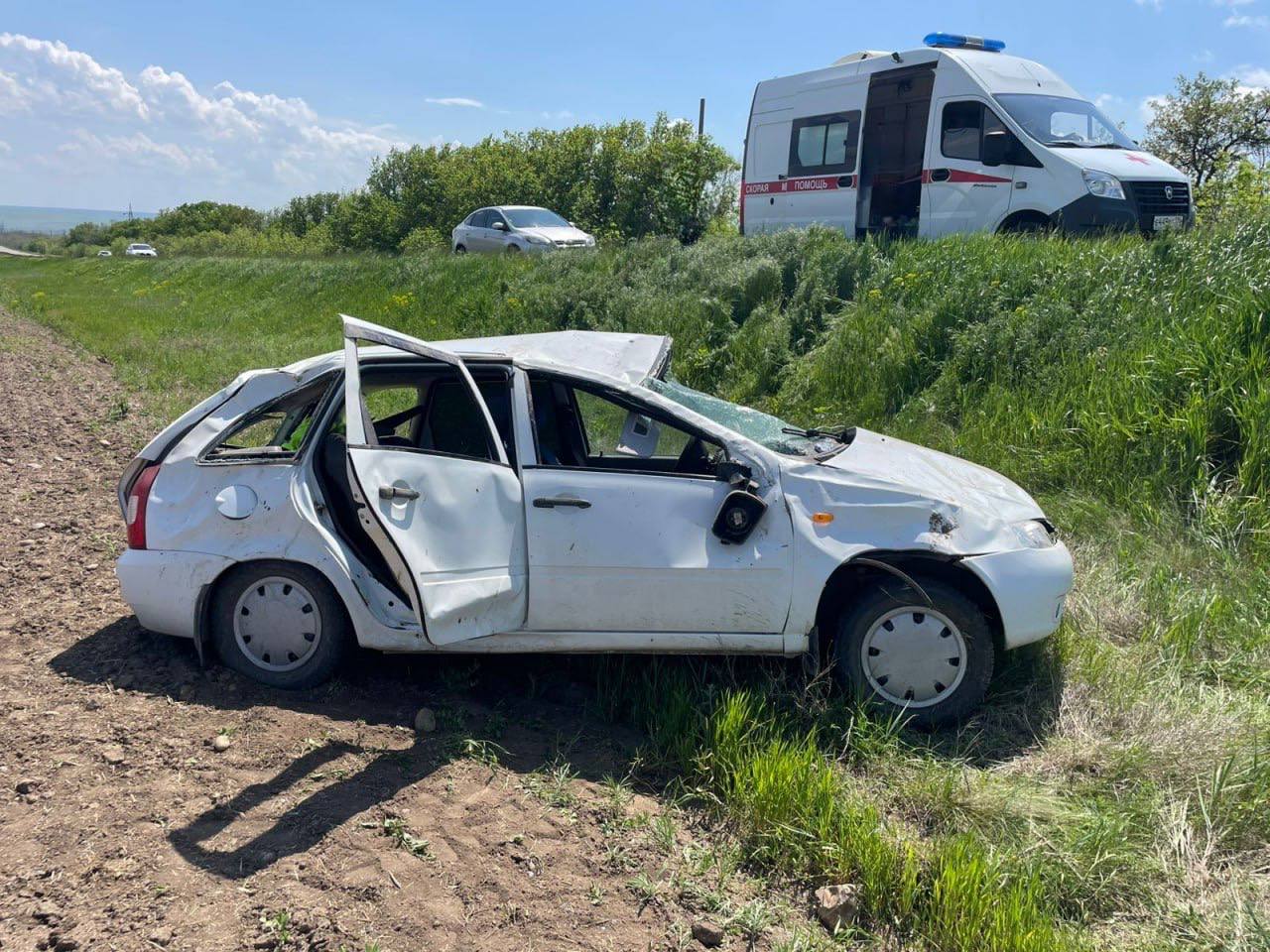 В Грачевском округе в результате съезда с дороги пострадала 2 человека По предварительным данным, 7 мая примерно в 12 часов 30 минут на 54 километре автодороге "Михайловск-Казинка-Грачевка", вблизи села Грачевка, водитель автомобиля "Лада Калина", двигаясь со стороны села Кугульта в направлении села Грачевка со скоростью, не обеспечивающей постоянного контроля за транспортом, не справилась с управлением и допустила съезд с дороги. В результате автоаварии 45-летняя водитель и ее 66-летняя пассажир с травмами госпитализировали в Грачевскую больницу. Тяжесть травм пассажира обусловлена неиспользованием ремней безопасности. Установлено, что женщина-водитель имеет стаж вождения около 7 лет, злостным нарушителем ПДД не является. По факту автоаварии проводится проверка. Детальные обстоятельства происшествия уточняются.