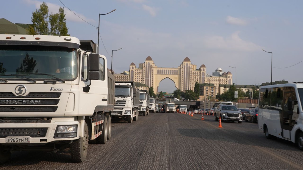 В Грозном продолжается обновление транспортной инфраструктуры. В этом году планируется отремонтировать около 50 км дорожного полотна, сообщает столичная мэрия.  Строительные работы ведутся на нескольких ключевых участках. На улице им. Асланбека Шерипова выполнено 70% работ: дорога расширяется до шести полос, строится мост через реку Сунжа и путепровод над железной дорогой.  Прогресс также отмечен на других объектах: реконструкция улицы Аэровокзальной выполнена на 70%, ремонт моста на Ленинградской улице завершен на 80%. Активно работают на проспекте Кунта-Хаджи Кишиева и Старопромысловском шоссе, где выполнено по 70% запланированных работ. Завершена реконструкция 4,2 км участка улицы Узуева, а на улице Коперника выполнено 50% работ.  Параллельно идет замена коммунальных сетей: заменено 28 км водоснабжения из 40 км и 20 км водоотведения из 30 км.
