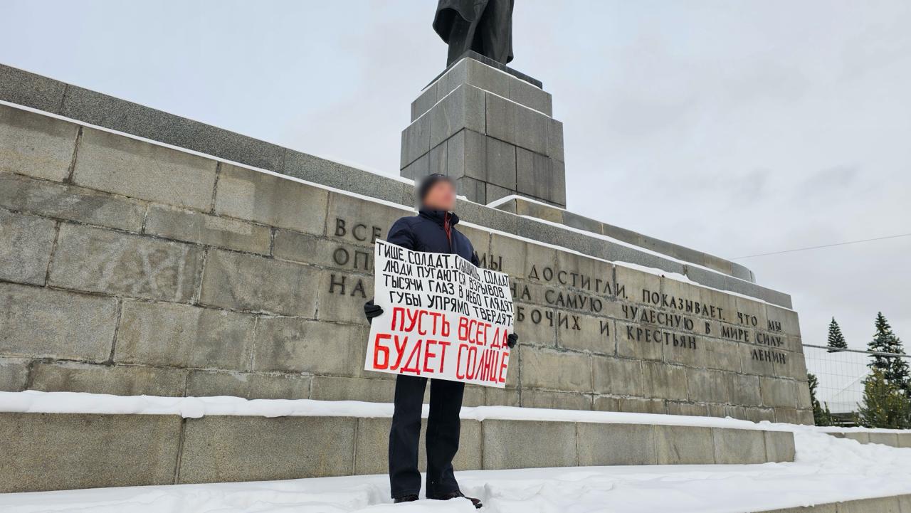 На Урале суд посчитал что стихи Маяковского дискредитировали ВС РФ Верх Исетский районный суд Екатеринбурга оштрафовал активиста Дмитрия Рыкова за дискредитацию армии из за одиночного пикета со стихами Владимира Маяковского 7 декабря он вышел с плакатом где были строки из стихотворения Долой описывающие войну как завод по выделке нищих Теперь Рыкова ждет еще один суд за пикет 13 декабря на том же месте На этот раз поводом стали строки Льва Ошанина Пусть всегда будет солнце Суду предстоит решить насколько опасна для государства фраза о том чтобы не было взрывов и люди не пугались В России наконец нашли главных врагов страны Маяковского и Ошанина Один умер почти сто лет назад второй писал детские песни но оба как выяснилось коварно подрывают обороноспособность Пусть всегда будет солнце так вовсе явная попытка сорвать планы по вечной пасмурности и стратегическому мраку