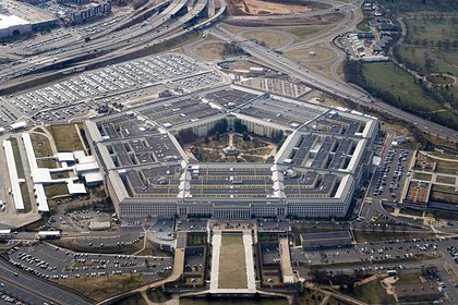 США провели испытания гиперзвуковой ракеты морского базирования Соединенные Штаты провели испытания прототипа гиперзвуковой ракеты морского базирования. Об этом сообщило Минобороны США. Испытания были проведены на мысе Канаверал в штате Флорида. «Использование холодного газа позволяет военно-морским силам катапультировать ракету с платформы и достичь безопасного расстояния над кораблем до запуска первой ступени», — рассказал подробности вице-адмирал Джонни Вольф. По его словам, это приближает Пентагон на еще один шаг к «роли по обеспечению безопасного и надежного гиперзвукового потенциала» для американских ВМС. Ранее армия США анонсировала испытания гиперзвуковой системы Long-Range Hypersonic Weapon LRHW , известной как Dark Eagle «Темный орел» . Они пройдут в декабре текущего года.
