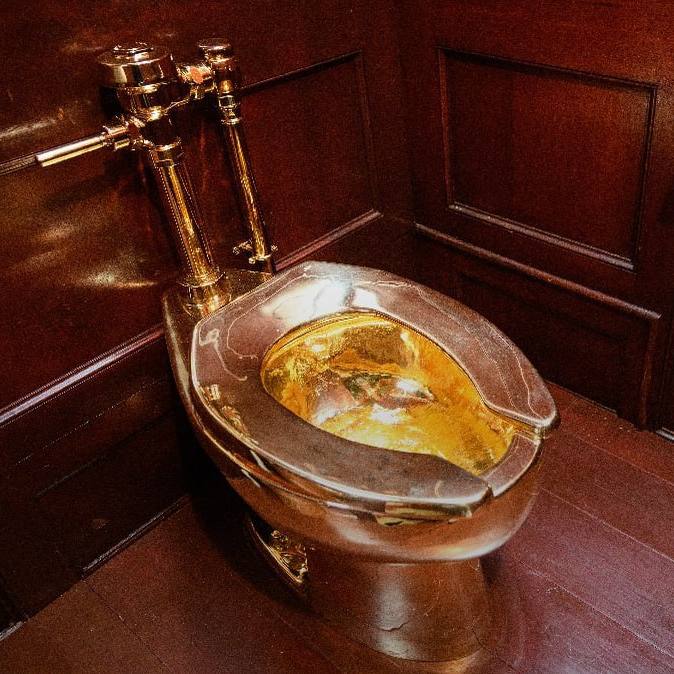 Золотой унитаз за 10 млн выставят на торги в США в ноябре сообщила газета The Wall Street Journal Вес унитаза 101 2 килограмма Изделие полностью функционирующее economylive
