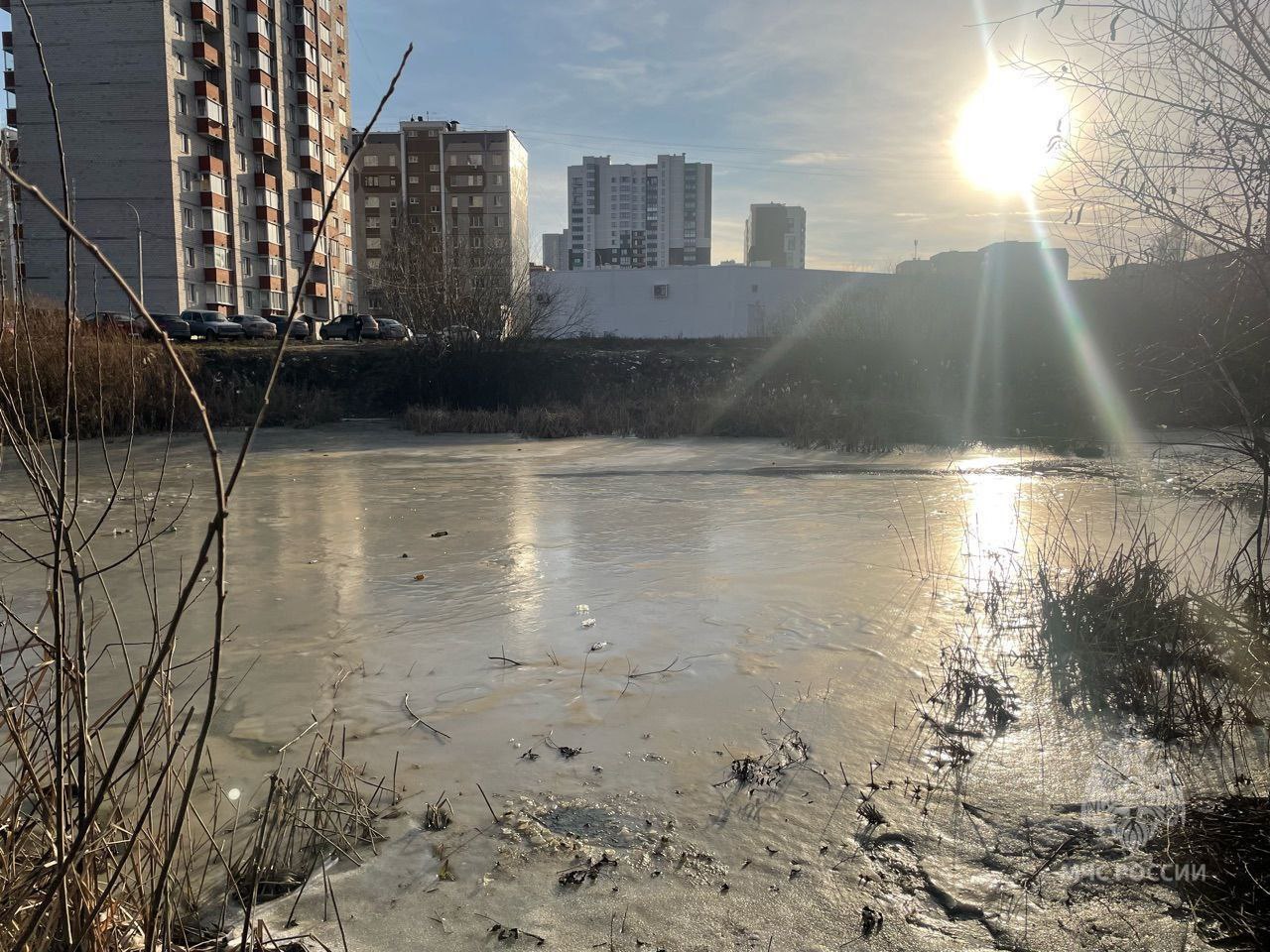 Два ребёнка чуть не погибли в Ижевске на тонком льду  Инцидент произошёл 24 ноября на ул. Автозаводской. Очевидцы позвонили спасателям и сообщили, что на водном объекте под лёд провалились 2 подростка 13 и 14 лет.  К прибытию сотрудников МЧС России  один подросток выбрался самостоятельно, второго достали при помощи спасательной верёвки.   До прибытия скорой помощи дети отогревались в пожарной машине.   МЧС России напоминает:   усиль контроль за детьми, не разрешай играть у водоёмов!  запрещай выходить на тонкий лед;  прочный лед - прозрачный и толще 10 сантиметров.