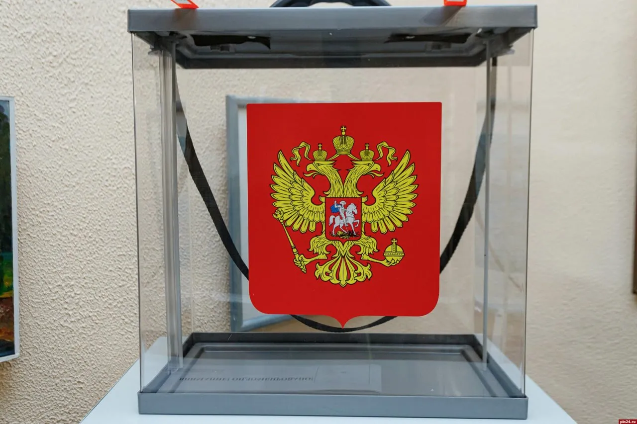 Две экологические партии в РФ перед выборами объединятся в одну Российская экологическая партия Зелёные и партия Зелёная альтернатива объявят о слиянии Объединительный съезд пройдёт в Москве 26 апреля Ключевые детали Объединение произойдёт на базе партии Зелёные На первом заседании федерального совета будет избрано общее руководство Цель вывести экологическую повестку на новый уровень и дать возможность лидерам выдвигаться в рамках избирательной кампании 2026 года О партиях Зелёные основана в 2012 г 4 депутата в региональных заксобраниях Несколько десятков представителей в органах местного самоуправления Зелёная альтернатива зарегистрирована в 2020 г 2 депутата в заксобраниях Челябинской области и Республики Коми Несколько мест в муниципалитетах Зачем объединяться Политолог Константин Калачёв Присутствие сразу двух экологических партий не позволяло ни одной из них претендовать на заметный результат Объединённая партия может претендовать на 3 голосов на выборах в Госдуму это порог для получения государственного финансирования Мероприятие даст возможность напомнить о себе избирателям и стать точкой входа в кампанию ПЛН в MAX