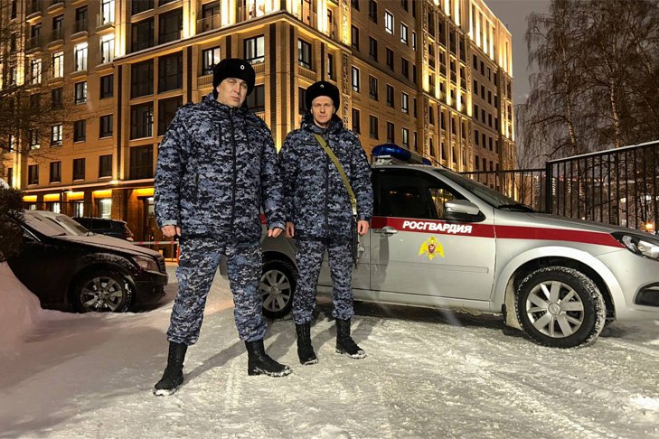 Росгвардейцы в Новосибирске вернули к жизни пенсионерку после остановки сердца В Заельцовском районе в четверг 25 декабря экипаж вневедомственной охраны Росгвардии патрулируя улицу Сухарную стал свидетелем критической ситуации где счёт шёл буквально на секунды Старший лейтенант полиции Сергей Беспалов и лейтенант полиции Леонид Шевляков сотрудники Заельцовского отдела вневедомственной охраны заметили как идущая по тротуару 63 летняя женщина внезапно потеряла сознание и упала Подробнее ПРОИСШЕСТВИЯ Подписаться на наш канал в MAX