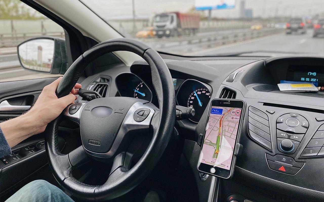 Яндекс Карты стали давать подсказки водителям по маршрутам с помощью ИИ Новая функция уже доступна пользователям по всей России сообщили в компании За счет ИИ Карты и Навигатор голосом смогут не только подсказать направление движения но и уточнить куда именно повернуть например на конкретную улицу или в направлении конкретного съезда пояснили в Яндексе В компании отметили что для настройки алгоритма разработчики провели свыше 15 тыс тестовых заездов По оценке руководителя сервиса Ирины Грачевой обновление поможет сэкономить время сейчас из за пропущенных поворотов или съездов водители в среднем теряют до 15 минут за поездку Новые голосовые подсказки на основе искусственного интеллекта помогут сориентироваться на таких участках добавила Грачева