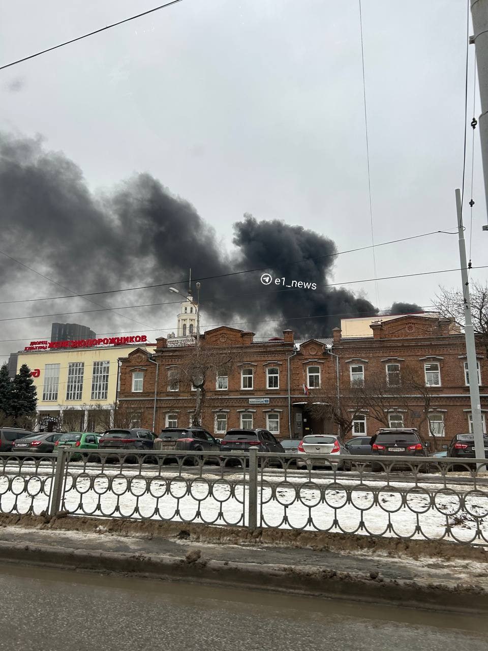 Подписчики сообщают, что полыхает в районе больницы № 3 на Братьев Быковых. Точную локацию мы все еще уточняем.   Стали очевидцем? Присылайте фото  и видео в комментарии.