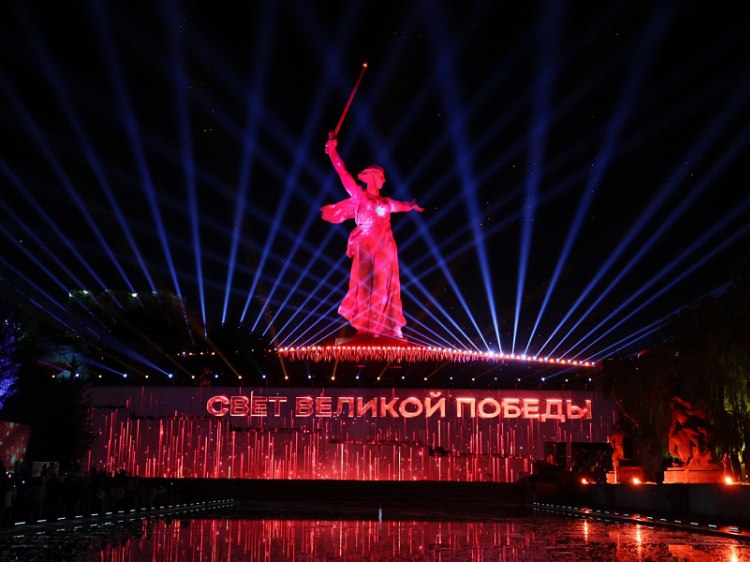 Толпы зрителей: Первые показы «Света Великой Победы» прошли на Мамаевом кургане Накануне, 7 мая, в Волгограде на Мамаевом кургане прошли первые публичные показы инсталляции проекта «Свет Великой Победы». Как рассказали Волжский.ру в региональной администрации, в этом году задействовали весь комплекс — от подножия мемориала до главной скульптуры. Организаторы использовали новые технические решения, в том числе возможности нейросети. Также впервые на больших экранах зрители увидили тематические ролики и сюжеты «Города-герои» и «Города-герои глазами детей», «Награды Великой Отечественной войны», «Часовые Победы», «Хроника Великой Отечественной войны». Подробнее на Волжский.ру: