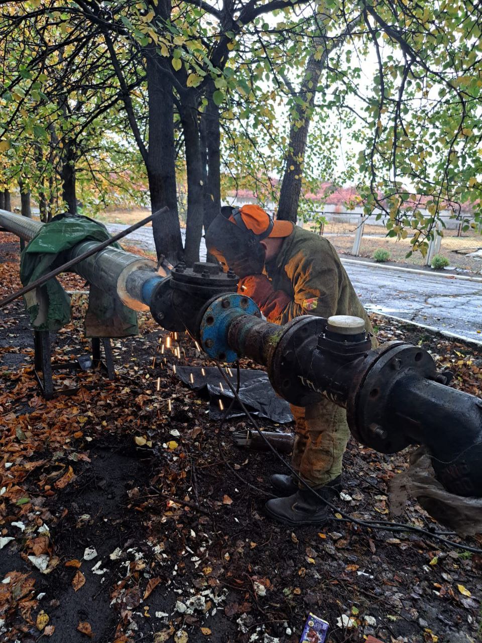 СвоихНеБросаем Владимирская область продолжает помогать подшефному Кировскому В подшефной территории ДНР проведен ремонт в 4 детсадах ПНИ крыши МКД еще 6 завершаются К декабрю планируется обновить 2 танцевальных зала в Доме детского творчества Завершаются работы в котельной 1 Выполняется капремонт водопроводной сети по улице Шевченко Идёт восстановление асфальта на трёх тротуарах двух дорогах Кроме того регион помогает обновить парк коммунальной техники Помимо хозяйственных вопросов развиваются культурные и социальные связи 300 ребят из ДНР отдохнули во Владимирской области наши творческие коллективы регулярно приезжают с гастролями Областной театр кукол покажет новогодние спектакли Губернатор Александр Авдеев уверен Между нами с коллегами из ДНР выстроены хорошие доверительные отношения ставшие основой для дружбы между жителями области и подшефного города Эти добрые связи будут только расширяться и крепнуть