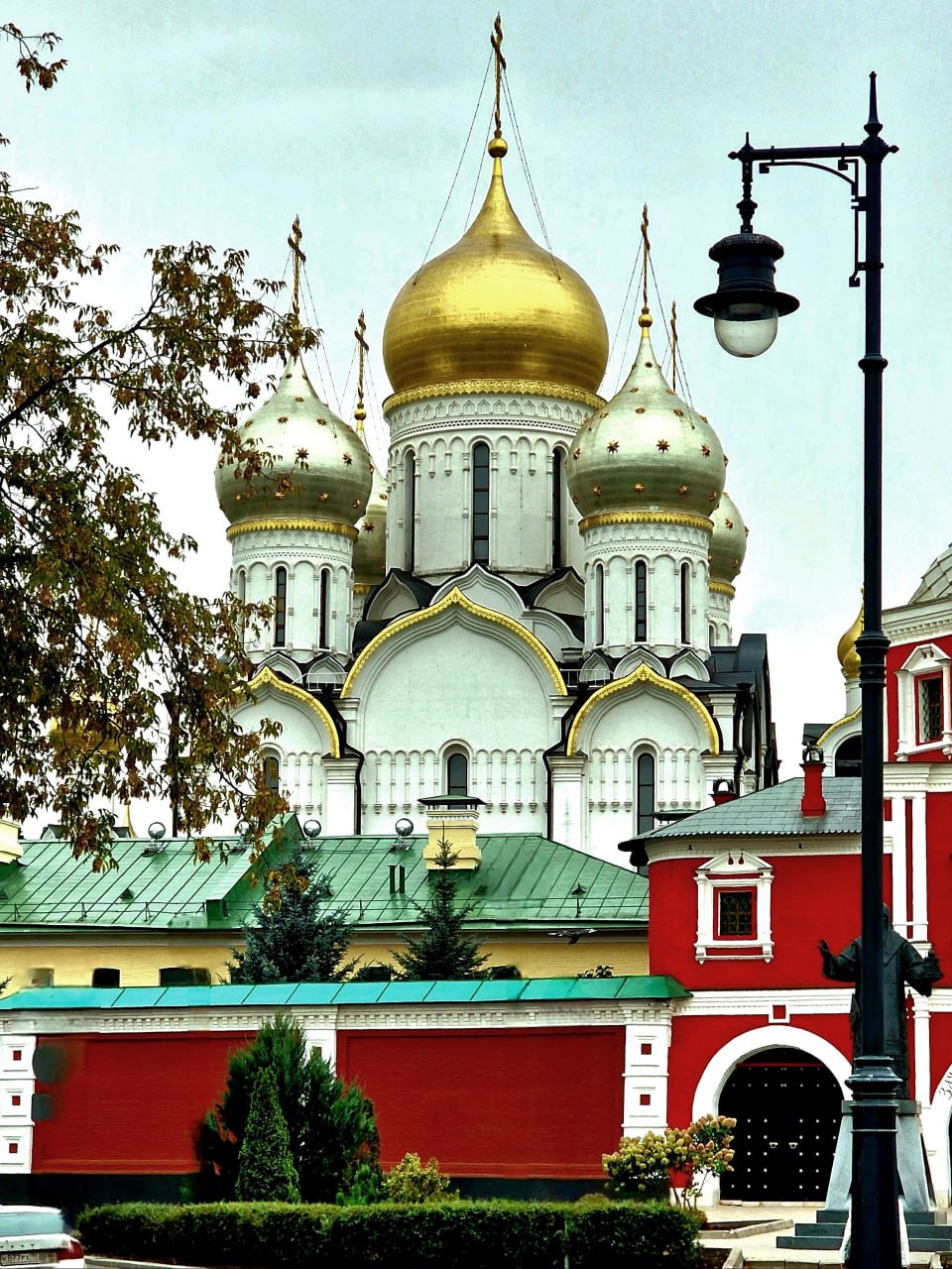 Собор Рождества Пресвятой Богородицы Первый деревянный Зачатьевский храм появился около 1360 года Каменный собор 1584 года простоял до 1804 го и был разобран В 1805 1807 годах на его месте построили пятикупольный храм Рождества Богородицы в стиле классицизма с элементами неоготики освящённый в 1813 году В 1930 е годы собор снесли а на его месте устроили школу В 2006 2010 годах возвели новый десятипрестольный пятикупольный Богородице Рождественский собор освящённый 25 ноября 2010 года 2 й Зачатьевский пер 2 стр 2 Москва Игорь Костин Приложение с секретными местами Москвы и Подмосковья Скачать на IOS Android