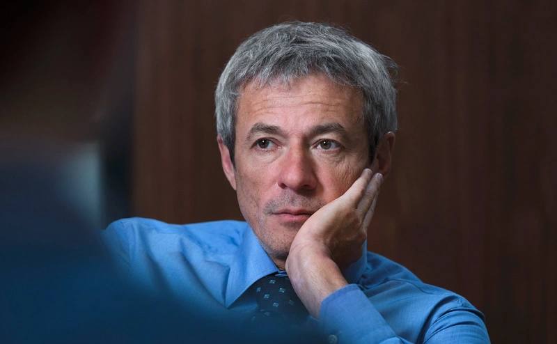 Основатель «Русагро», миллиардер и экс-сенатор Вадим Мошкович стал владельцем доли в 48,55% в компании Level Group Ранее доля оценочной стоимостью в 798 млн рублей принадлежала фирме «Финансовый ресурс». При этом в Level отрицали, что Мошкович имеет отношение к ней. Теперь же, по данным Rusprofile, он получил 48,55% компании, находясь под арестом. Напомним, что Level Group была создана Вадимом Мошковичем и Кириллом Игнахиным в 2016 году. По состоянию на 2024 год Мошкович входил в число богатейших бизнесменов в России с состоянием $2,7 млрд 55-е место в рейтинге Forbes . В 2022 году попал под санкции Евросоюза. С марта этого года Мошкович находится под арестом — следствие считает, что в 2019-м он передал бывшему замглавы администрации Тамбовской области, курировавшему сельское хозяйство, охотничий карабин Blaser R8 за 2,6 млн в обмен на «общее покровительство». Справочно: По данным Всeостройке.pф, Level Group занимает 18-е место в РФ по объему текущего строительства жилья. Надежность девелопера — 3,34.