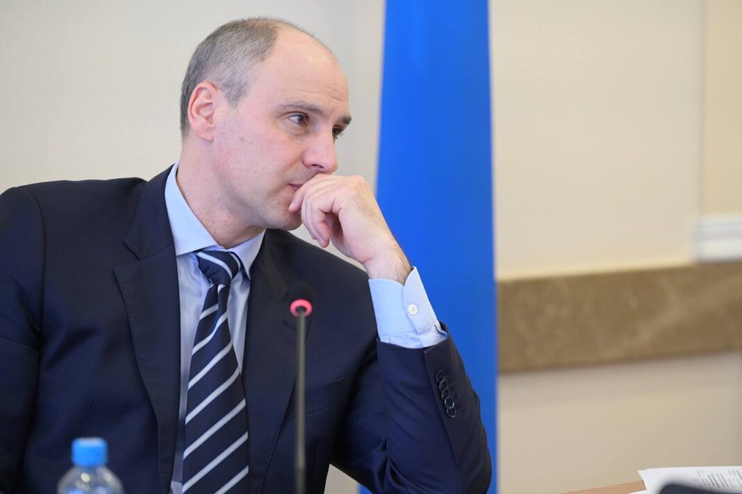 Глава Свердловской области Денис Паслер поставил задачу усилить меры безопасности во время празднования Дня России. Поручение дано на заседании антитеррористической комиссии 11 июня  Также глава региона поручил обеспечить исчерпывающие меры безопасности в местах массового скопления людей и на объектах транспортной инфраструктуры в период всех выходных дней.  На заседании Денис Паслер заслушал доклады руководства нескольких муниципалитетов о готовности городов и сел к проведению праздничных мероприятий.    telegram-канал Дениса Паслера   Подписаться на «ОГ» Прислать новость Поддержать канал