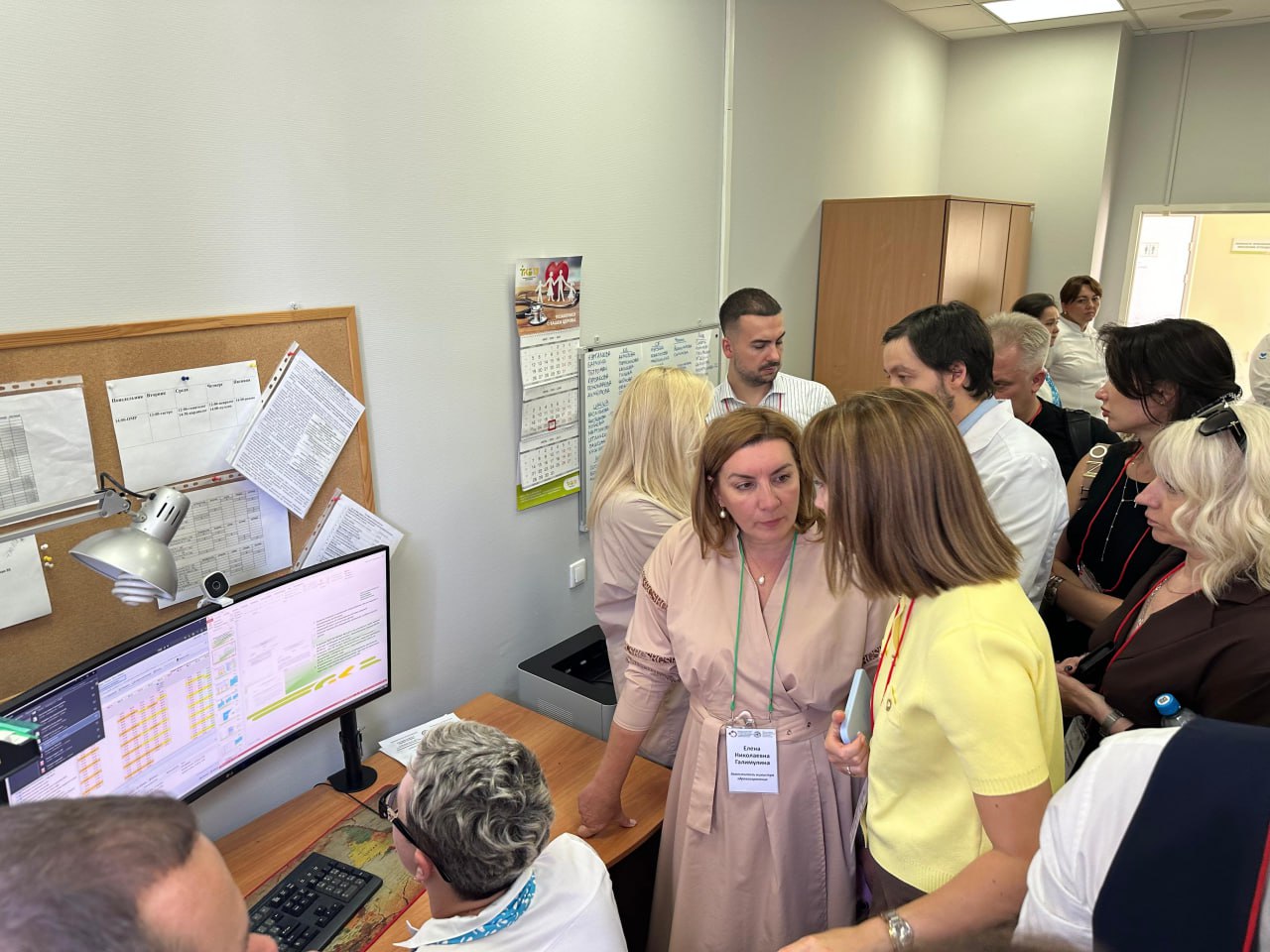 В Башкирию прибыли представители Центрального научно-исследовательского института организации и информатизации здравоохранения Минздрава РФ, а также делегации из Мурманской, Ульяновской, Воронежской и Липецкой областей. В составе группы — министр здравоохранения Липецкой области и четыре заместителя министров. Цель визита — изучение опыта республики в реализации пилотного проекта по улучшению работы первичного звена здравоохранения. В течение двух дней делегация посетит городскую больницу №13, поликлинику №50, РКБ им. Г.Г. Куватова, ФАП в селе Стуколкино и городскую больницу Стерлитамака. Гости ознакомились с передовыми практиками ГКБ №13 Уфы, среди которых: Центр промышленной медицины — проведение профосмотров и медобследований. Центр компетенций программы «Инцидент №38» — снижение ошибок при записи к врачу и повышение доступности медпомощи. Контакт-центр – единая система поддержки пациентов. Телемедицина – консультации по системе «врач-пациент». Центры гематологии, ревматологии и здоровья – современные методы диагностики, лечения и профилактики. Центр промышленной медицины акцентирует внимание на профилактических осмотрах и диспансеризации работающего населения. Здесь организована система, позволяющая пациентам пройти полный медицинский осмотр всего за 2-3 часа, минимизируя время отрыва от работы. За пять месяцев текущего года осмотрено 6 596 работников УМПО, а на 2025 год запланировано провести диспансеризацию для 14 270 человек. Внедрение лучших практик и открытый диалог между регионами способствуют повышению качества и доступности медицинской помощи. Гости отметили успешную цифровую трансформацию больницы и эффективность телемедицинских решений. Такие встречи укрепляют межрегиональное сотрудничество и способствуют развитию медицины в России. #МинздравБашкортостана #ЗдравоохранениеРБ