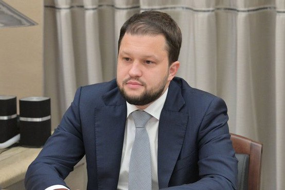 Росавиация не рассматривает ограничение времени на борту при внеплановой посадке Росавиация не рассматривает вопрос о регламентировании времени нахождения пассажиров на борту самолета в случае посадки на запасном аэродроме, заявил руководитель Росавиации Дмитрий Ядров. Об этом сообщает ТАСС. "В настоящее время нормативные ограничения по продолжительности нахождения пассажиров на борту воздушного судна в случае его посадки на запасном аэродроме не рассматриваем, – сказал он. – Исходя из ситуации, командир воздушного судна принимает решение, высаживать ли пассажиров, и если да, то когда". Глава Росавиации назвал этот вопрос многогранным, поскольку причины, почему лайнер не приземлился в аэропорту назначения, бывают разные. Так, например, самолет может уйти на запасной аэродром из-за сложных метеорологических условий или ограничений на использование воздушного пространства в аэропорту. aviaru.net/n283436