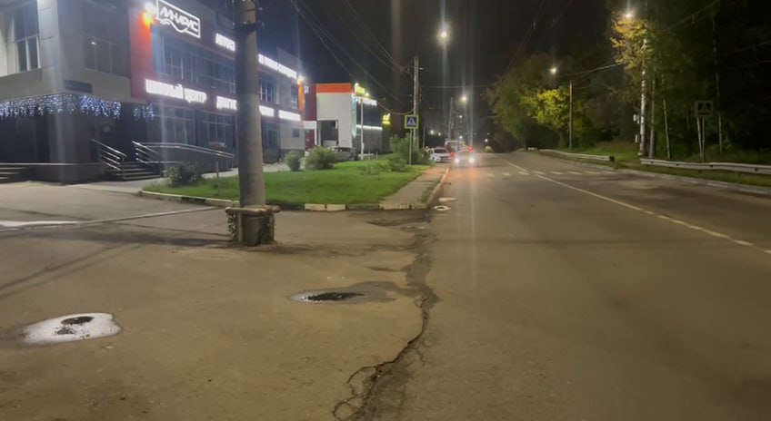 Подростки в Нижнем Новгороде устроили ночные покатушки и оказались в больнице Отметить начало учебного года ребята решили с ветерком Но что то пошло не так Водитель за рулем автомобиля Киа Спортейдж в районе дома 22а по улице Генерала Ивлева не справился с управлением и совершил опрокидывание В результате пострадали 4 несовершеннолетних пассажира Все были доставлены в Детскую областную больницу Водитель с места происшествия сбежал Прислать новость gtrk nn