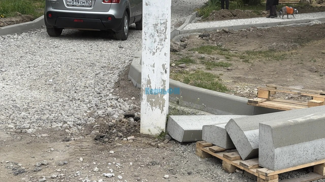 На Победы,14 преображается двор В Керчи продолжаются работы по благоустройству придомовых территорий. Так, начал преображаться двор по улице Победы,14, - передает КерчьФМ. Специалисты уже установили бордюры, сформировали тротуары и бельевую площадку. Проезжую часть засыпали щебнем. Стоит отметить, что проход к подъездам небезопасен для людей, особенно в темное время. Между новым бордюром и тротуаром имеются траншеи... подробнее
