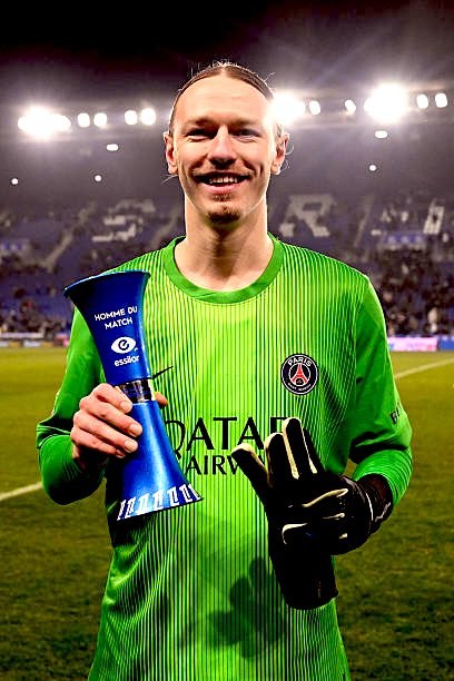 Стена Матвей Сафонов признан лучшим игроком матча Страсбур ПСЖ Российский голкипер провёл выдающуюся игру чем заслужил индивидуальную награду и похоже окончательно вогнал в депрессию своего конкурента Люка Шевалье