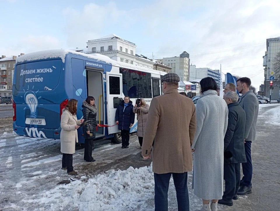 В ЛНР «Энергосбыт Луганск» запустил мобильный центр обслуживания клиентов    В Луганской Народной Республике активно внедряются инновационные решения, направленные на улучшение качества жизни населения. Одним из примеров стал запуск «Энергосбытом Луганск» первого передвижного многофункционального офиса обслуживания клиентов – комфортабельного автобуса, оснащенного всем необходимым для полноценной работы с населением. Об этом сообщила врип главы Луганска Яна Пащенко, подчеркнув важность данного проекта для жителей отдаленных районов Республики.  - Сегодня мне выпала возможность принять участие в открытии первого передвижного многофункционального офиса на базе комфортабельного автобуса, оборудованного всем необходимым для обслуживания клиентов, - сказала она.  Главное преимущество этого офиса – его мобильность. Он будет курсировать по заранее утвержденному графику, охватывая удаленные населенные пункты Луганской Народной Республики, где доступ к стационарным офисам «Энергосбыта Луганск» ограничен. Это позволит жителям сэкономить время и средства на поездки в город, а также избежать очередей.