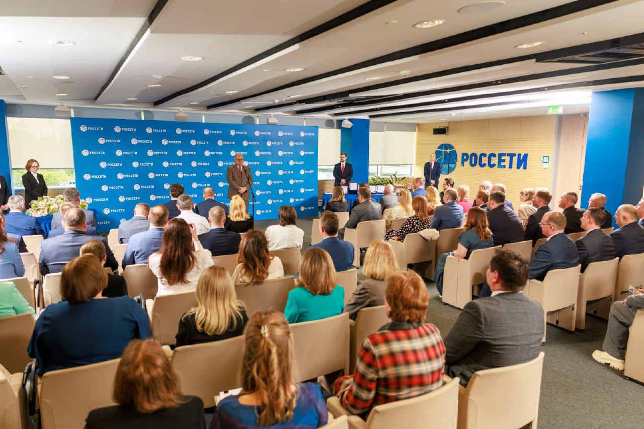 Более 750 сотрудников Группы «Россети» наградили в День Компании Торжественные мероприятия прошли по всей стране. В церемонии, состоявшейся в центральном офисе ПАО «Россети» в Москве, принял участие Первый заместитель Генерального директора Андрей Муров. «Электросетевой комплекс играет важнейшую роль в жизни страны. Во многом именно от нашей работы зависит благополучие людей, стабильный и уверенный рост экономики. Мы по праву можем гордиться достигнутыми результатами. Уверен, что также будут выполнены перспективные задачи», – заявил Андрей Муров. Среди врученных сотрудникам наград – почетные знаки «За вклад в развитие электросетевого комплекса» I и II степени, почетное звание «Заслуженный работник электросетевого комплекса», нагрудные знаки «За строительство и реконструкцию электросетевых объектов» и «За профессиональное мастерство», «За мужество, проявленное при выполнении профессионального долга», грамоты и благодарности Группы «Россети». Лучшими филиалами ПАО «Россети» признаны МЭС Центра и Центральное предприятие МЭС Урала.