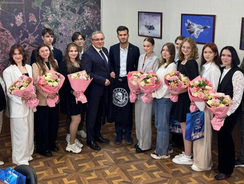 Калужских стобалльников лично поздравил городской голова Дмитрий Денисов встретился с калужскими выпускниками, которые сдали ЕГЭ на 100 баллов. Это 13 школьников. В соцсетях городской голова рассказал, как прошла эта встреча.
