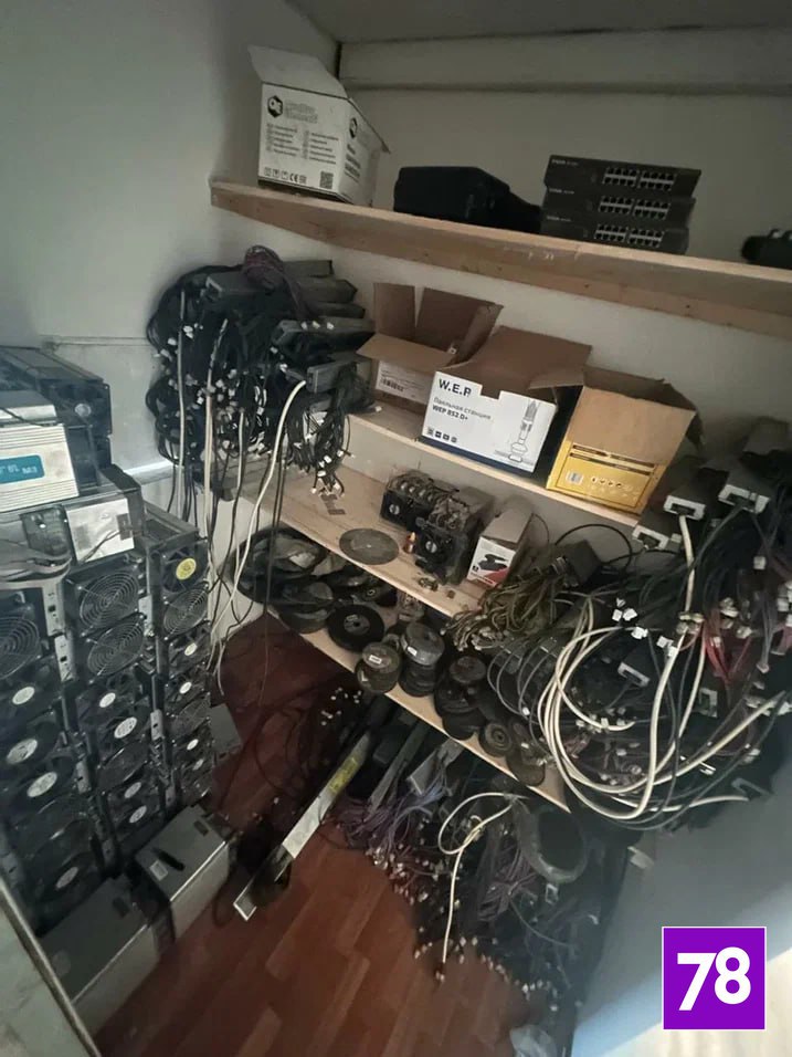 Подпольную майнинговую ферму ликвидировали в Петербурге Незаконную добычу криптовалюты организовали в ангаре в промзоне на Митрофаньевском шоссе. Техноферму обнаружили сотрудники регионального управления экономической безопасности и противодействия коррупции совместно с экономической полицией Московского района. В огромном помещении майнеры разместили десятки единиц вычислительной техники. Оказалось, оборудование для добычи криптовалют запитали через главный распределительный щит к соседней подстанции. Электричество использовалось для работы всего объекта, включая систему вентиляции. Мошенники незаконно потратили электроэнергию практически на 10 млн рублей. На момент визита полиции ферма пустовала. Оборудование изъяли. Добытчиков криптовалюты разыскивают. пресс-служба ГУ МВД по Петербургу и ЛО Подписаться Прислать новость
