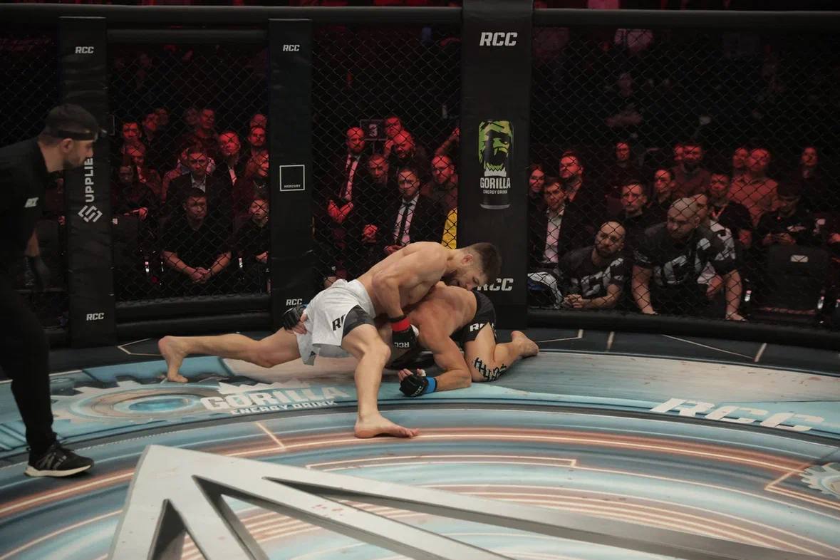 ВОООООООООУУ Михаил Рагозин побеждает Вячеслава Василевского техническим нокаутом в первом раунде Михаил ударом перевел Вячеслава в партер начал забивать ударами и рефери остановил поединок Подпишись на Meta MMA Meta MMA в MAX Наш канал в ВК