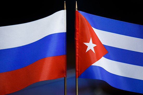 Минтранс вопрос о сроках возобновления авиасообщения с Кубой находится в проработке Вопрос о сроках возобновления авиасообщения с Кубой находится в проработке заявил глава Минтранса Андрей Никитин Об этом сообщает ТАСС Это зависит от того где мы сможем либо на Кубе заправляться если там решится ситуация с топливом либо точка дозаправки которая будет у нас Пока это в проработке сказал министр Ранее из за сложностей с заправкой топливом самолетов на Кубе авиакомпании Россия и Nordwind внесли коррективы в программу полетов в аэропорты этой страны В частности Россия с 12 февраля выполняет часть рейсов с загрузкой только на обратном направлении из Гаваны и Варадеро в Москву для обеспечения вывоза российских туристов находящихся в настоящее время на Кубе С 24 февраля компания отменит все рейсы в сообщении с Кубой Nordwind после нескольких вывозных рейсов приостановит полетную программу после 21 февраля aviaru net n292688