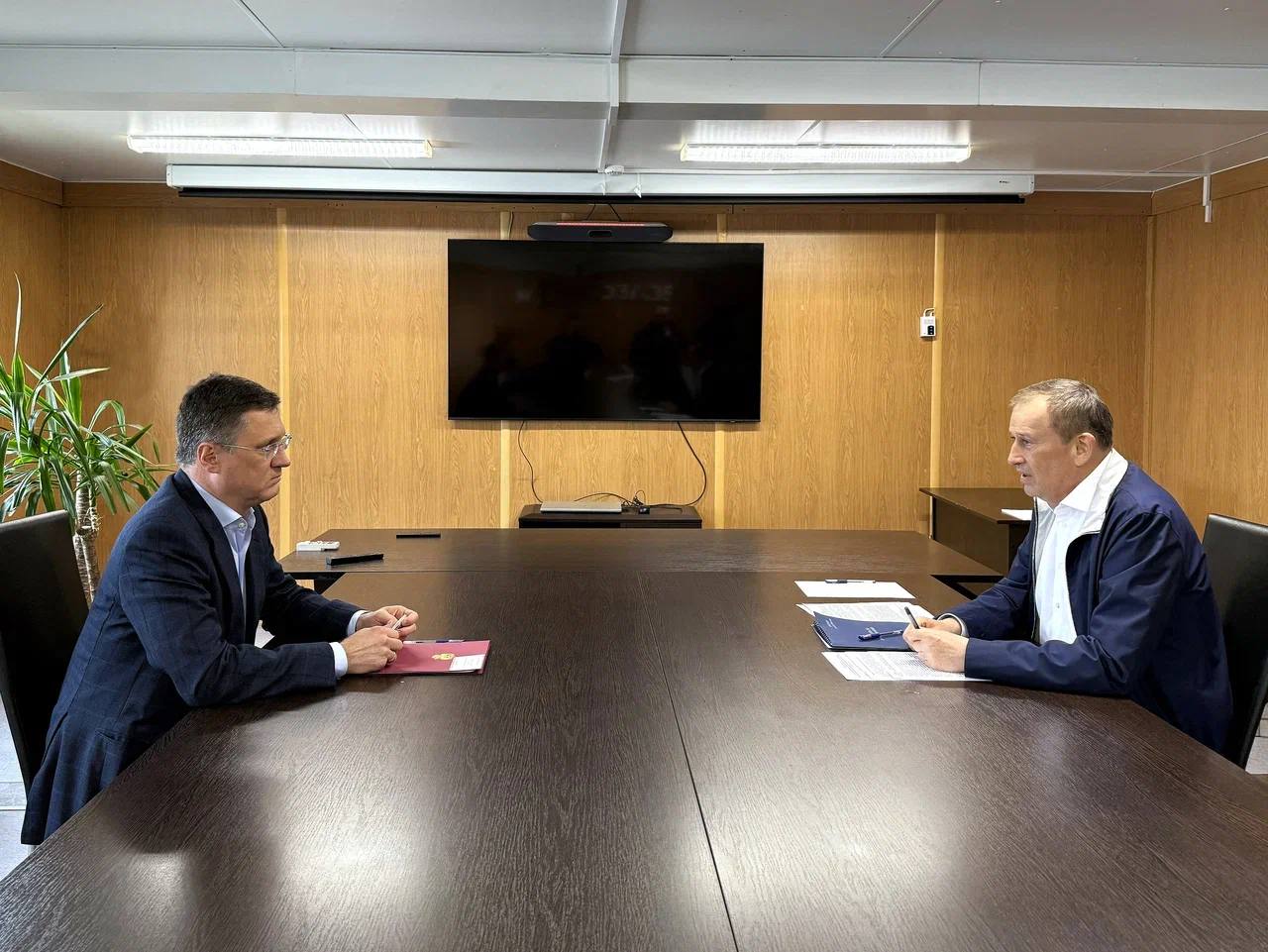 Александр Новак совершил рабочую поездку в Ленинградскую область Вице-премьер ознакомился с ходом строительства газоперерабатывающего комплекса, а также провел совещание по развитию проектов по переработке и сжижению газа в Ленинградской области. Александр Новак также провел рабочую встречу с губернатором Ленинградской области Александром Дрозденко. Стороны обсудили социально-экономическое развитие Ленинградской области и меры по повышению надежности функционирования электросетевого комплекса региона. #регионы #энергетика