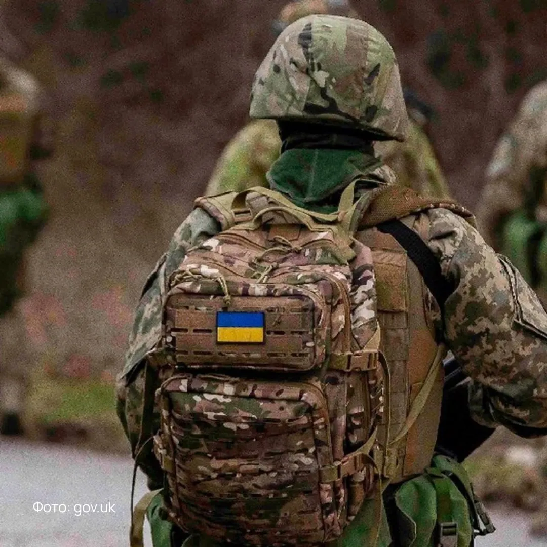 Всего через полчаса ВСУ нарушили пасхальное перемирие Украинский БПЛА атаковал Новую Каховку в Херсонской области Пострадал местный житель Об этом сообщил врио главы городского округа Владимир Оганесов пост появился в 16 33 по мск Объявленное Путиным пасхальное перемирие началось с 16 00 мск 11 апреля и должно действовать до конца дня 12 апреля В прошлом году по данным Минобороны ВСУ нарушили пасхальное перемирие около 4 9 тысячи раз UPD еще один украинский дрон атаковал заправку в курском Льгове Пострадали три человека в том числе годовалый ребенок сообщил губернатор Александр Хинштейн   Подпишитесь на Абзац в Max