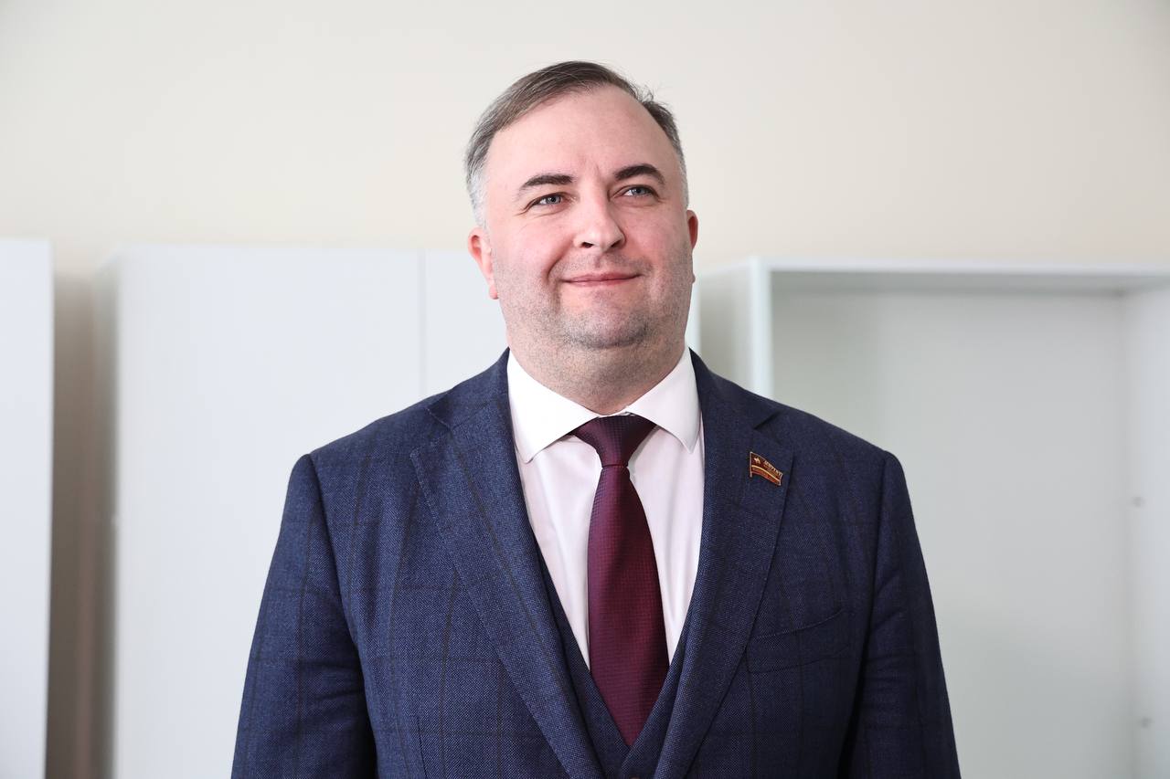 Олег Гербер избран председателем Законодательного собрания Челябинской области Его кандидатура ранее получила одобрение на заседании президиума регионального политсовета Единой России Партийцы выдвинули Гербера на эту должность что было поддержано губернатором Челябинской области и секретарем регионального отделения партии Алексеем Текслером Стоит отметить что председатель областного парламента работает на постоянной основе и наделен полномочиями необходимыми для организации деятельности Законодательного Собрания его органов и аппарата Олег Гербер ранее уже занимал пост председателя Законодательного Собрания в предыдущем созыве а депутатом он был избран 9 ноября 2020 года С начала работы парламента в седьмом созыве он возглавлял комитет по информационной политике с 23 декабря 2021 года занимал должность заместителя председателя Законодательного Собрания До своего избрания на пост председателя с мая 2019 года Гербер работал генеральным директором АО Областное телевидение и директором АНО Центр общественного мониторинга и проектов Челябинской области С 2017 года он является членом партии Единая Россия eugenejut