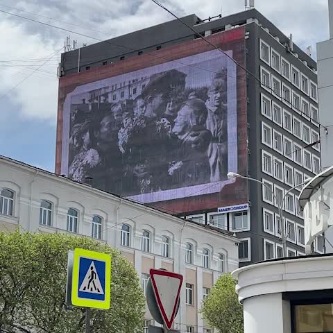 Всероссийский проект 'Мгновения весны' оживляет архивные кадры Победы на медиафасадах