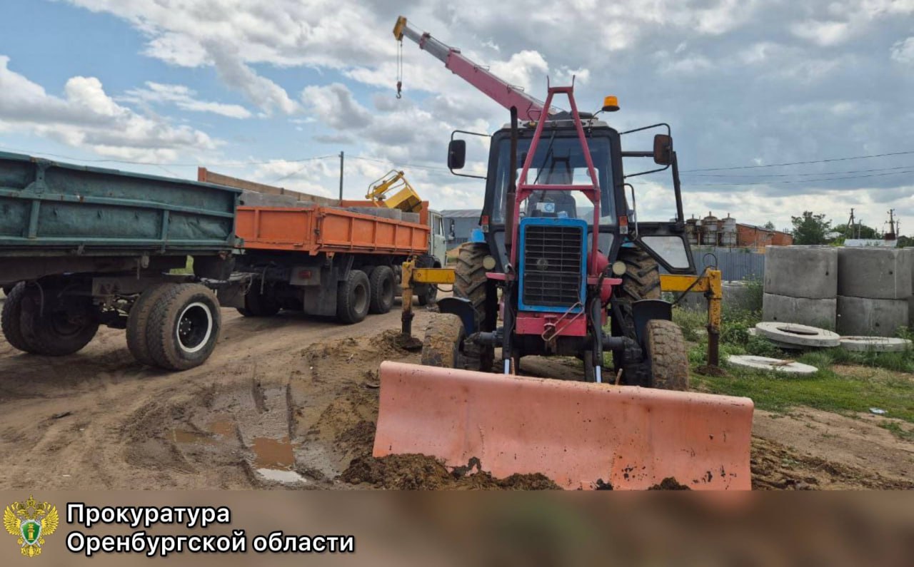 Урал56 Ру Оренбург Орск Рабочего придавило железой люлькой в Оренбургской области Судить будут начальника участка  Произошло это в Ташлинском районе Мужчина выжил но получил тяжкий вред здоровью сообщили в прокуратуре Оренбургской области  Было возбуждено уголовное дело в отношении 56 летнего начальника участка по ч 1 ст 216 УК РФ Нарушение правил безопасности при ведении иных работ повлекшее по неосторожности причинение тяжкого вреда здоровью человека  По версии следствия в июне 2025 года два сотрудника предприятия приступили к работам на кране манипуляторе без обучения и допусков В результате на одного из них со стрелы крана упала люлька Ответственность за это понес начальник Урал56 Ру в подробнее на канале Урал56 Ру Оренбург Орск