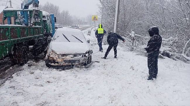Погибли под Новый год авария с летальным исходом произошла на заснеженной дороге в Курганинском районе По данным Госавтоинспекции вчера вечером 18 летний молодой человек со стажем вождения около 4 х месяцев управляя автомобилем Лада Приора не выбрал безопасную скорость при снегопаде Он не справился с управлением допустил съезд с дороги и опрокидывание В результате происшествия водитель Лады и его 17 летний пассажир погибли на месте   свои фото видео и истории присылайте нашему боту prostokrd bot Подпишись на наш канал в Telegram MAX