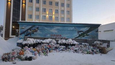 Упаковка от подарков заказанных через маркетплейсы стала одной из причин переполнения контейнерных площадок в Мурманской области Об этом во время оперативного совещания сообщил губернатор Мурманской области а также заслушал доклад директора Мурманского филиала АО Ситиматик Дмитрия Соснина Традиционно в новогодние и предпраздничные дни наблюдается повышенное образование коммунальных отходов При среднем количестве отходов в 300 тонн в сутки в первые дни Нового года количество отходов увеличилось до 500 тонн в сутки сообщил Соснин И добавил что 30 декабря в Мурманскую область пришло 6 дополнительных единиц новой техники Это мусоровозы и ломовоз По словам директора на уборку контейнеров бригады вышли утром первого января Тем не менее оператор столкнулся с рядом проблем Основные сложности были связаны с низкими температурами особенно сложно было в Александровске Ковдоре Мурманске Кировске Апатитах Причина перемерзание установок манипуляторов и невозможность запуска установок мусоровоза Даже с учётом этих сложностей вывоз отходов осуществлялся не менее 90 за каждый день Особые сложности были с отсеками крупногабаритных отходов отметил Дмитрий Соснин Дополнительно привлекли 5 водителей и 15 грузчиков Последние нужны были как раз для того чтобы вручную грузить отходы в машины И тем не менее социальные сети заполонили сообщения с фотографиями переполненных контейнерных площадок Но по словам Дмитрия Соснина число обращений на горячую линию Ситиматика напротив сократилось с 433 в 2025 году до 337 в 2026 Сейчас есть сложности в Ковдоре из за низких температур добавил Соснин