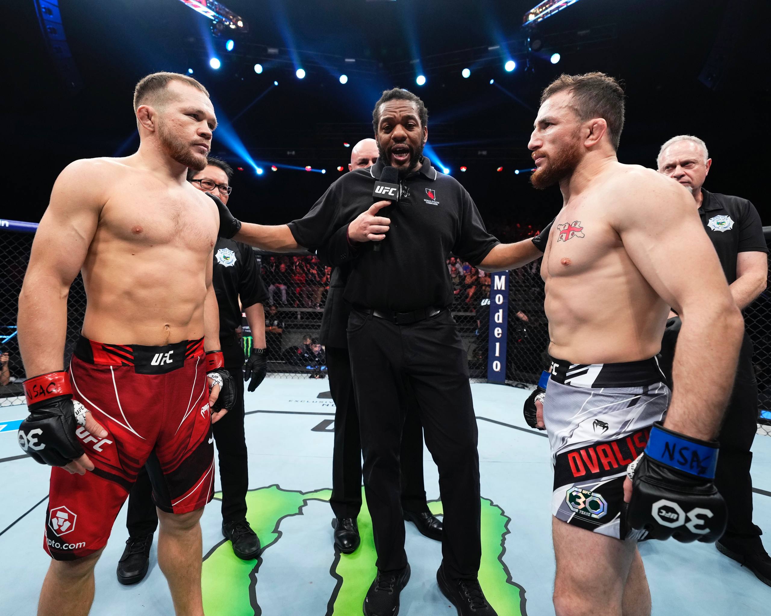 Умар Нурмагомедов дал прогноз на реванш Мераба Двалишвили и Петра Яна на UFC323 Мераб стал гораздо сильнее после первого боя с Петром Яном Бой с Сэндхагеном показал что он может бороться всю ночь и это большая проблема для Петра У него нет хорошей защиты но есть отличный бокс и он может оформить нокаут Но если ему не удастся сделать это Мераб переедет его