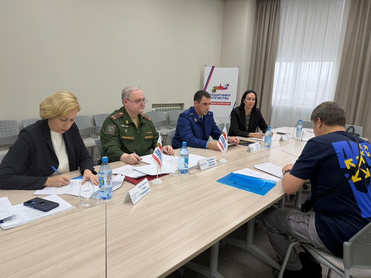 Прокурор региона Сергей Ломакин провел выездной личный прием граждан в Томском филиале фонда Защитники Отечества Прокурор Томской области Сергей Ломакин провел выездной личный прием участников специальной военной операции и членов их семей   Мероприятие состоялось на площадке Томского филиала фонда Защитники Отечества В нем приняли участие руководитель центра поддержки участников специальной военной операции и их семей Ирина Муравьева региональный омбудсмен Елена Карташова а также военный прокурор Томского гарнизона Максим Устименко Заявители подняли вопросы касающиеся получения мер социальной поддержки медицинской помощи соблюдения их жилищных прав и деятельности судебных приставов исполнителей   Сергей Ломакин дал срочные поручения организовать проверки результаты которых взял под личный контроль