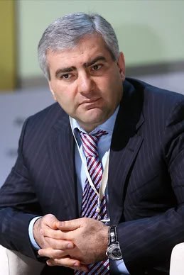 В Ереване прошли обыски в офисе ГК «Ташир» Самвела Карапетяна.  Сотрудники следственного комитета Армении пришли с обысками в офис группы компаний «Ташир» в Ереване. ГК принадлежит армянскому и российскому предпринимателю Самвелу Карапетяну, который с 18 июня находится под арестом по обвинению в публичных призывах к захвату власти. О следственных действиях сообщили армянские СМИ.  Незадолго до начала обысков первый вице-президент «Ташира» Нарек Карапетян призвал 4 июля выйти на шествие в Ереване в знак протеста против «несправедливости и беззакония в стране». Вскоре после этого премьер-министр Армении Никол Пашинян заявил, что сотрудники принадлежащих ГК «Ташир» «Электрических сетей Армении», которые оставили работу, занимаются «политическими интригами» или подталкивают других к участию в митингах, будут уволены в июле.  Угроза премьера прозвучала на фоне подготовки правительства к национализации «Электрических сетей». Соответствующий законопроект 2 июля парламент Армении принял в первом чтении. Никол Пашинян утверждал, что руководство ЭСА намеренно создавало энергетический кризис, чтобы разжечь внутреннее недовольство в стране и потребовал выплатить компенсацию населению до 21 июня. Компания эти обвинения отрицала. Врио гендиректора предприятия Давид Казинян заявил, что Самвел Карапетян не пойдёт на сделку по его компании в обмен на свободу.  Самвел Карапетян в середине июня выступил в защиту Армянской Апостольской Церкви, представителей которой прежде раскритиковал Никол Пашинян. После его высказываний полиция провела обыск в ереванском доме бизнесмена, а суд арестовал его на два месяца. Сам Карапетян вину не признает и считает обвинение политически мотивированным.