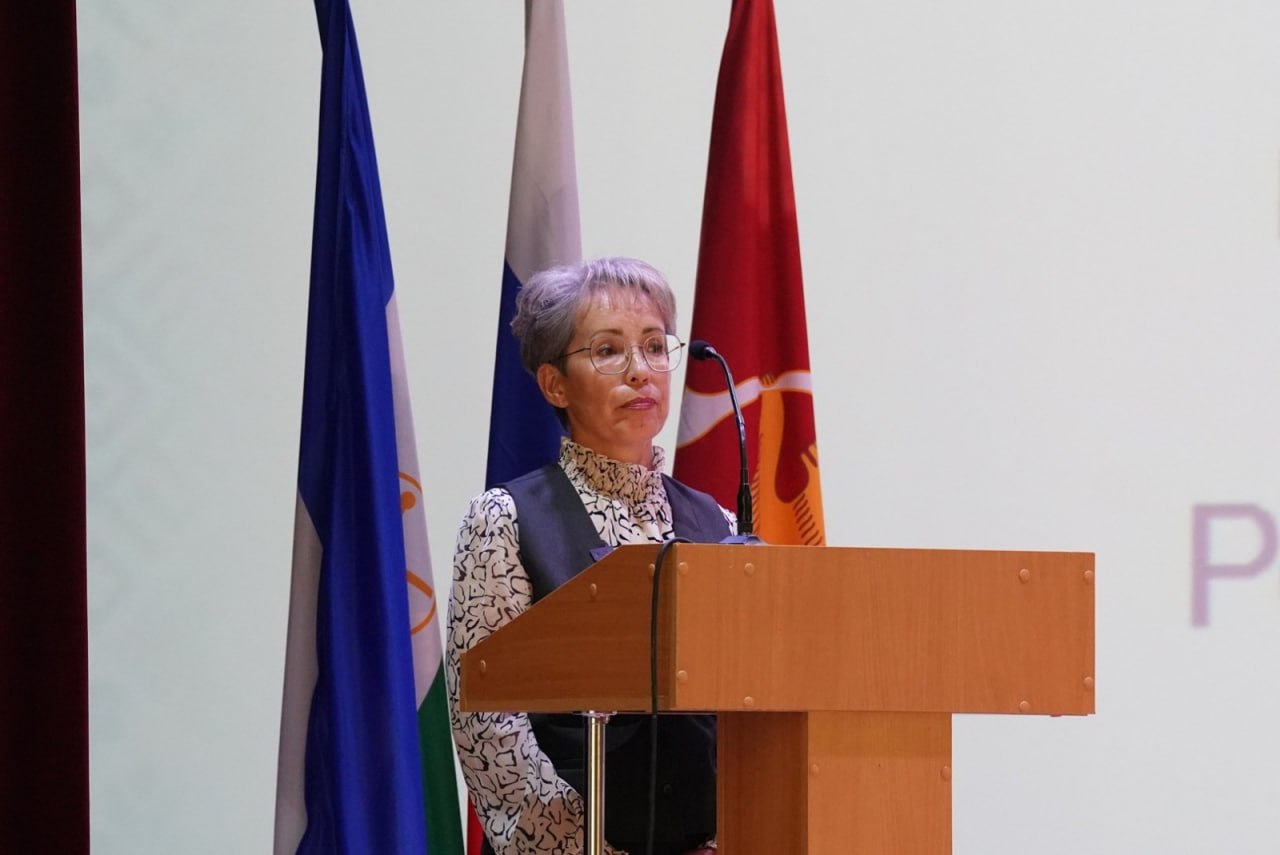 Главой Мишкинского района назначена Лариса Александрова. Это шестая женщина на посту главы муниципалитета. Новой администрации глава республики уже поручил усилить экономику и инвестиционную привлекательность. Сообщается, что ранее чиновница была учителем русского языка и литературы в селе Мишкино, а позже заведующей отделом ЗАГСа в районе. В администрации работает с 2004 года. Сначала руководила архивным отделом, а с 2015 года курировала социальный блок. Отметим, что предыдущий глава Павел Трапезников покинул пост в конце июня, позже стало известно, что его назначили руководить Бирским районом, но пока с приставкой «и.о».