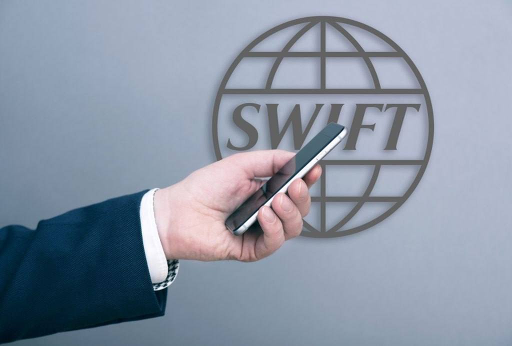 ЕС может отключить еще 15 банков РФ от SWIFT в рамках 16-го пакета санкций, — Bloomberg со ссылкой на источники  Также предлагается ввести меры против более чем 70 судов «теневого» флота и поэтапный запрет на импорт алюминия из России.  При этом издание подчеркивает, что ЕС может не принять новые санкции из-за сопротивления Венгрии.