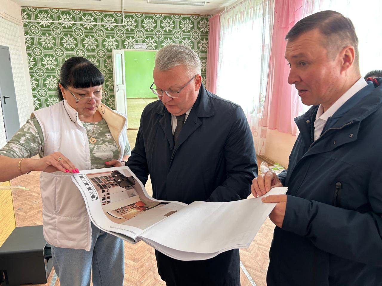 Депутат Законодательного собрания Свердловской области Сергей Никонов проверил ход строительства социально значимых объектов в Красноуральске, в том числе в рамках народной программы «Единой России» В первую очередь вместе с главой муниципального округа Дмитрием Кузьминых Сергей Никонов провел совещание по реализации федерального проекта благоустройства улицы Ленина. Подробнее читайте на сайте «Областной газеты». пресс-служба регионального отделения партии «Единая Россия» Подписаться на «ОГ» Прислать новость Поддержать канал