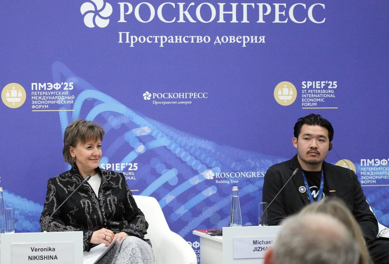 До конца 2025 года за рубежом пройдет более 40 мероприятий под брендом «Сделано в России». Об этом на сессии «Сделано в России. Российский экспортный код в глобальной экономике» в рамках ПМЭФ-2025 заявила глава РЭЦ Вероника Никишина. В числе ключевых событий — фестивали-ярмарки «Сделано в России» в Пекине и Таиланде, гастрономический фестиваль в ОАЭ и флагманский экспортный форум в Москве. Расширяется торговая инфраструктура: в разработке — более 100 объектов, включая магазины и полки «Сделано в России» в зарубежных сетях. Сейчас в Китае действует 13 магазинов, в перспективе сети в Китае до 300 точек и выход на рынки ОАЭ и Саудовской Аравии. С начала года были организованы национальные экспозиции на выставках, а также три бизнес-миссии, в том числе в Индонезии и Египте. В них приняли участие более 300 компаний. #промо